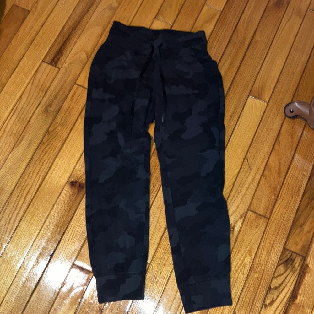 Lululemon cropped joggers black camo gently worn size 0